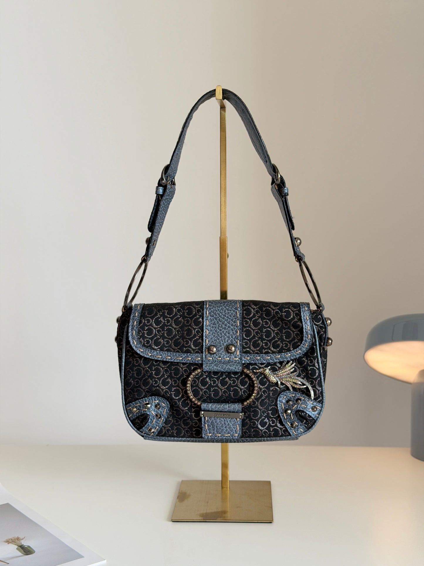 Stylish vintage Guess shoulder bag from 2000s