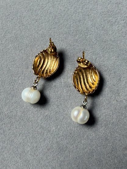 Elegant vintage earrings with natural pearl