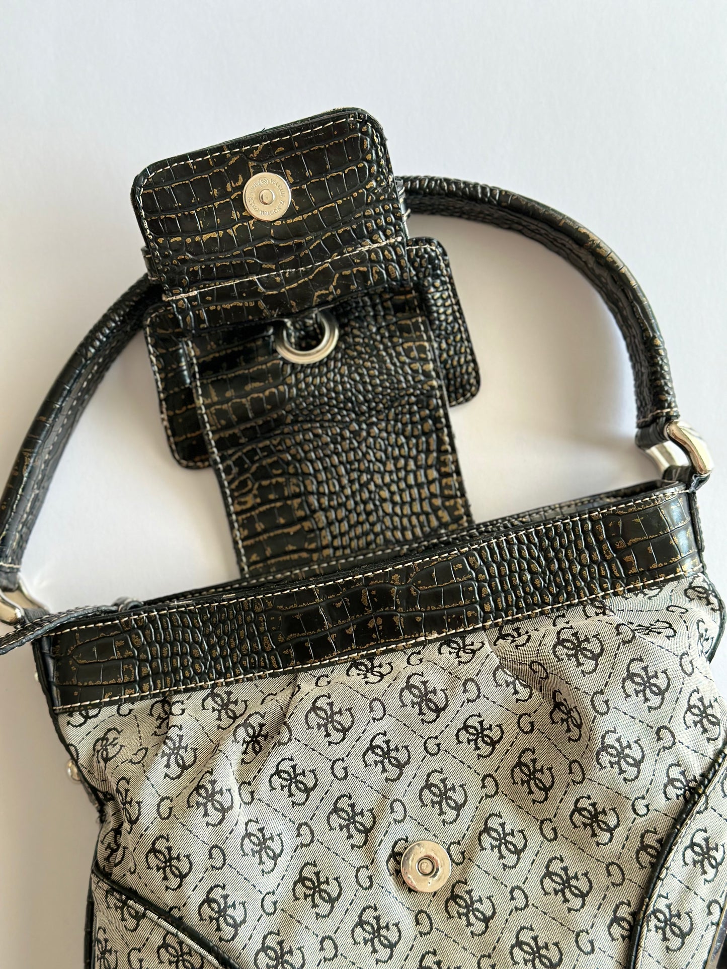 Trendy vintage monogram bag Guess