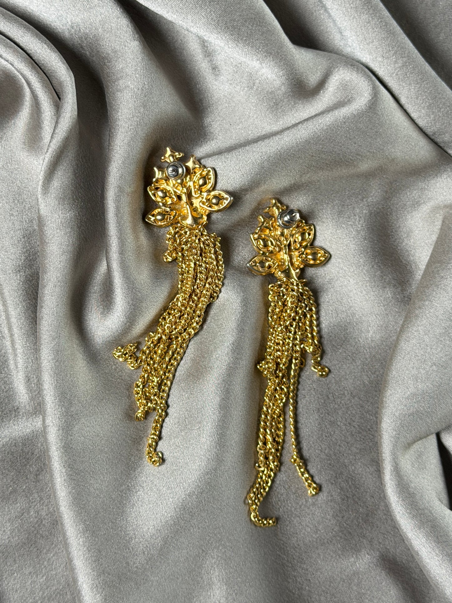 Stunning vintage earrings with a glamorous gold-tone design