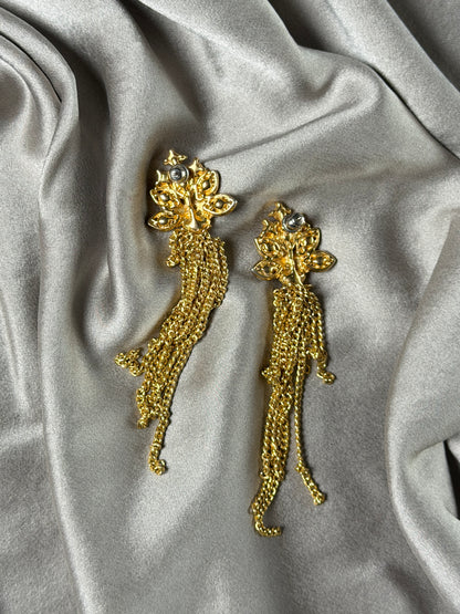 Stunning vintage earrings with a glamorous gold-tone design