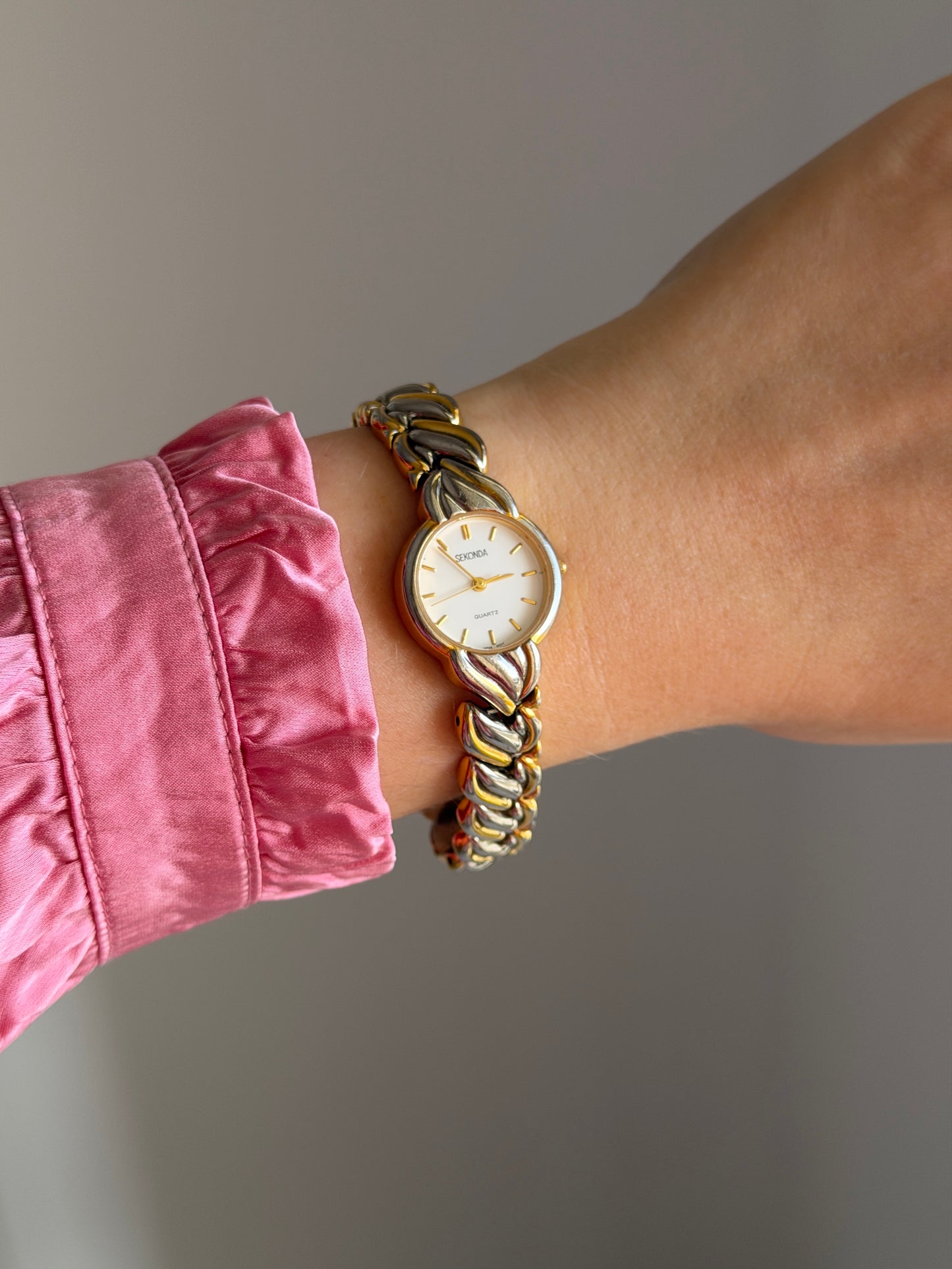 Charming vintage Sekonda watch with two-tone design
