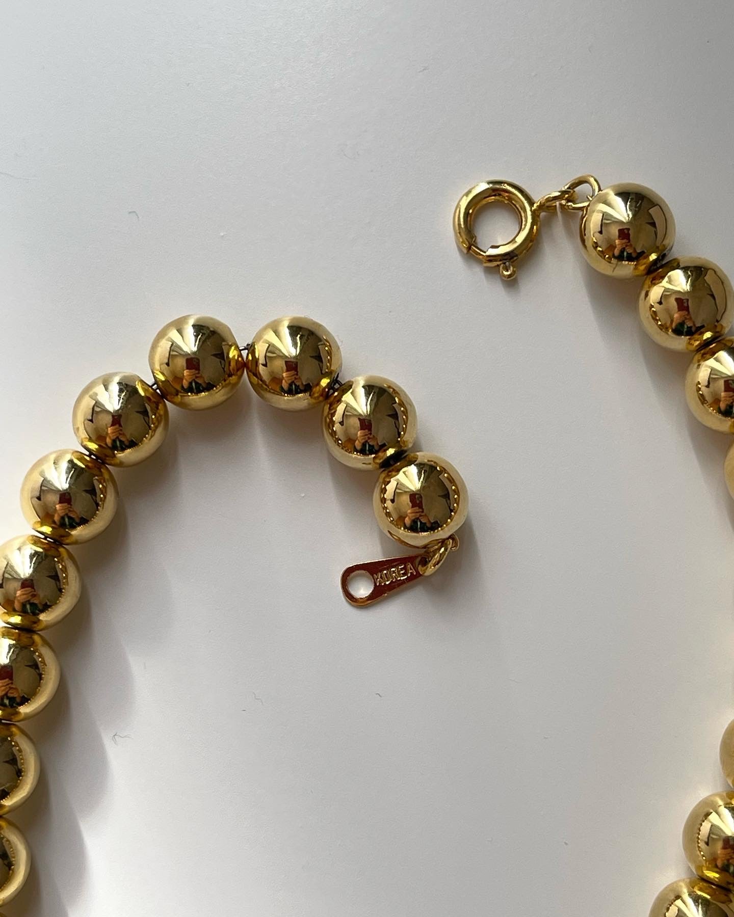 Lovely vintage gold-tone necklace in a simple beaded design (metal+plastic)