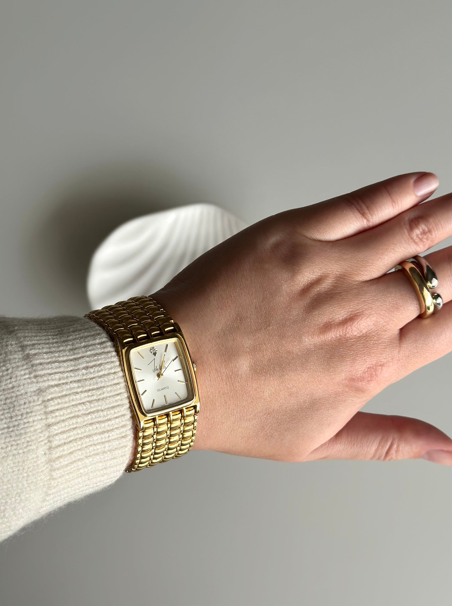 Elegant vintage unisex gold-tone watch by John Weitz ✨