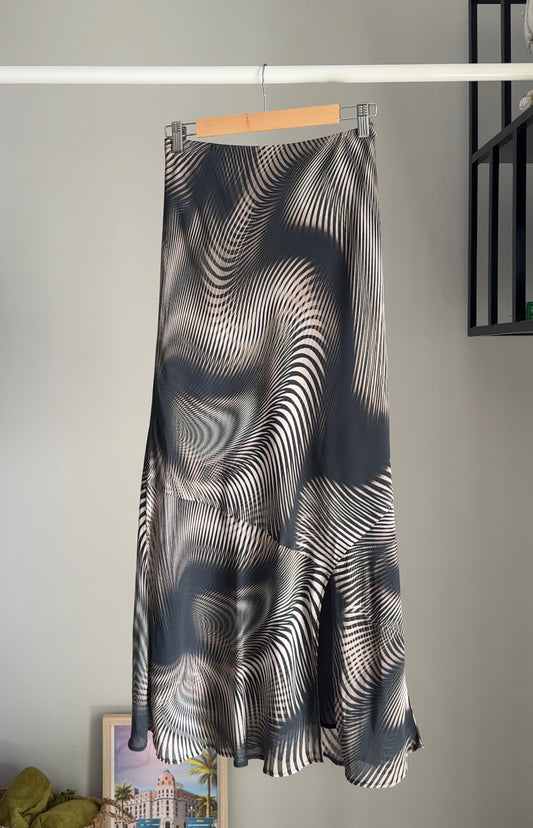 Eye-catching vintage midi skirt