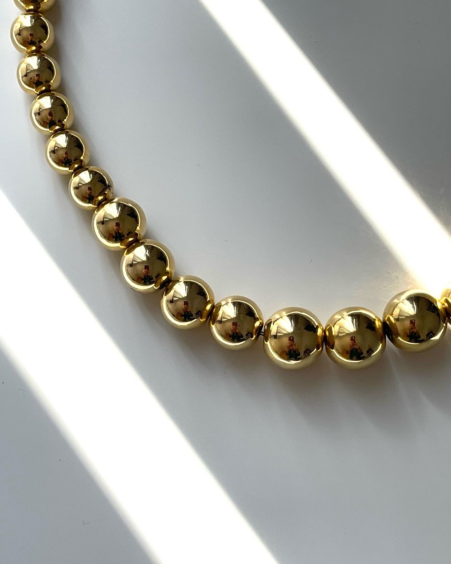 Lovely vintage gold-tone necklace in a simple beaded design (metal+plastic)