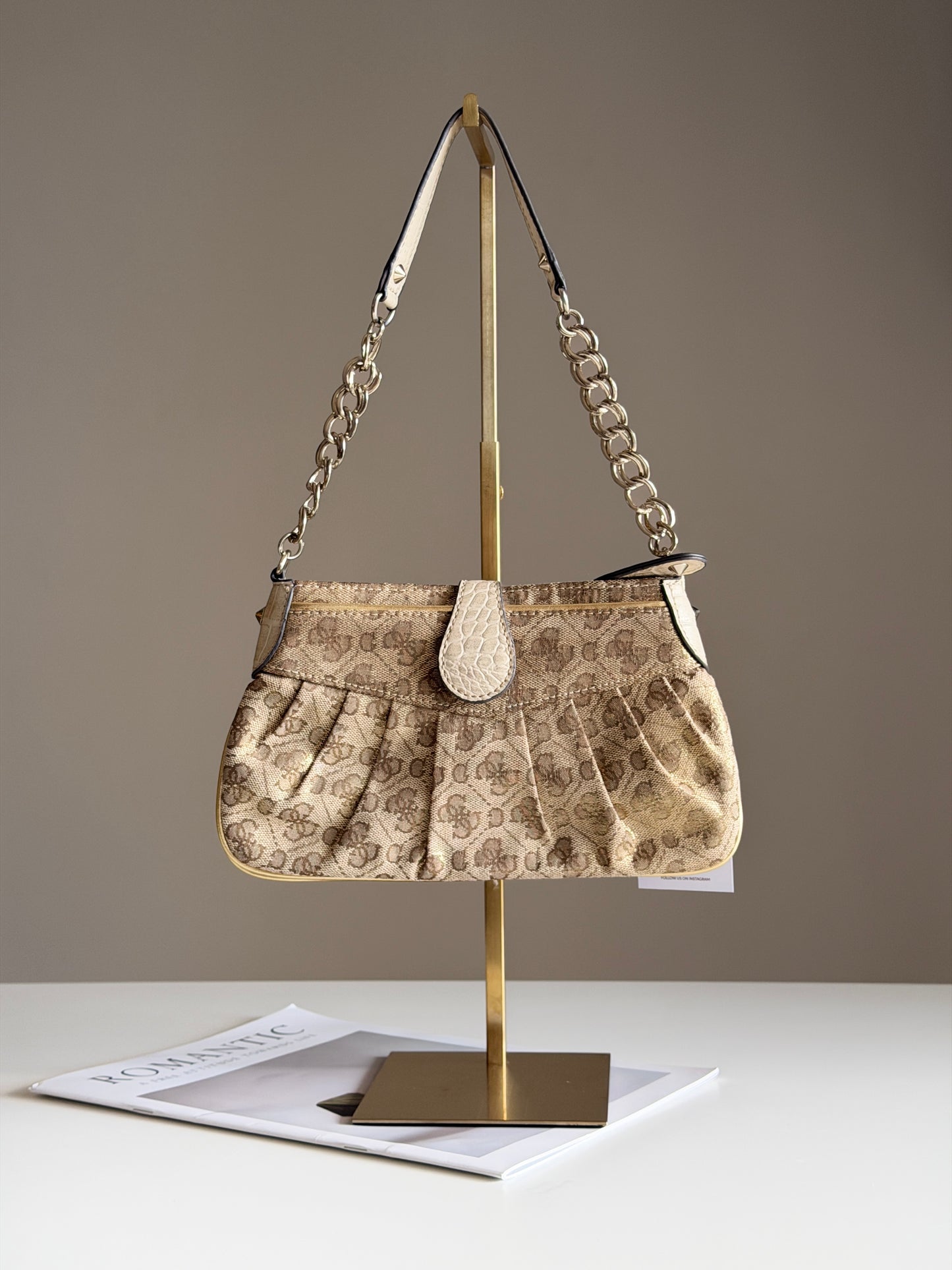 Chic vintage Guess bag from 00s