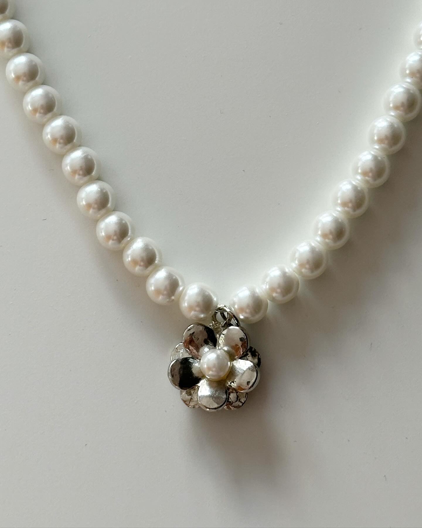 Amazing vintage pearl necklace with flower pendant