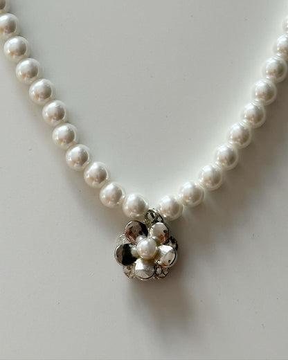 Amazing vintage pearl necklace with flower pendant