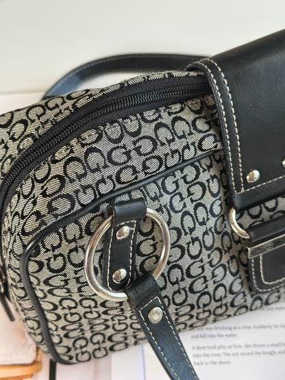 Classic vintage Guess shoulder bag from 90s