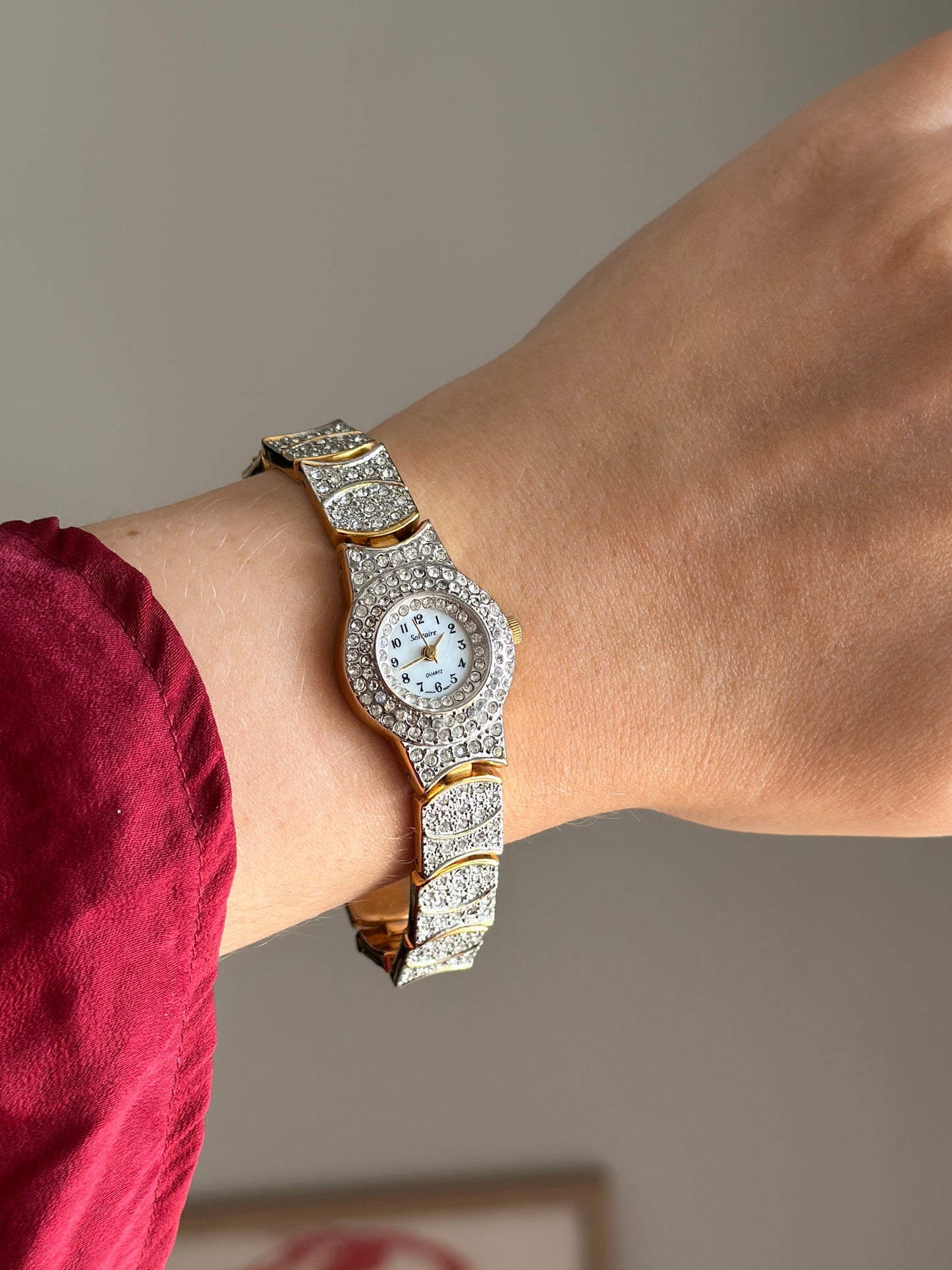 Glamorous vintage watch with crystals