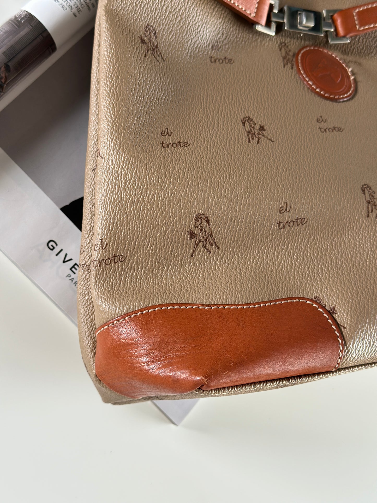 Elegant vintage tote bag by El Trote