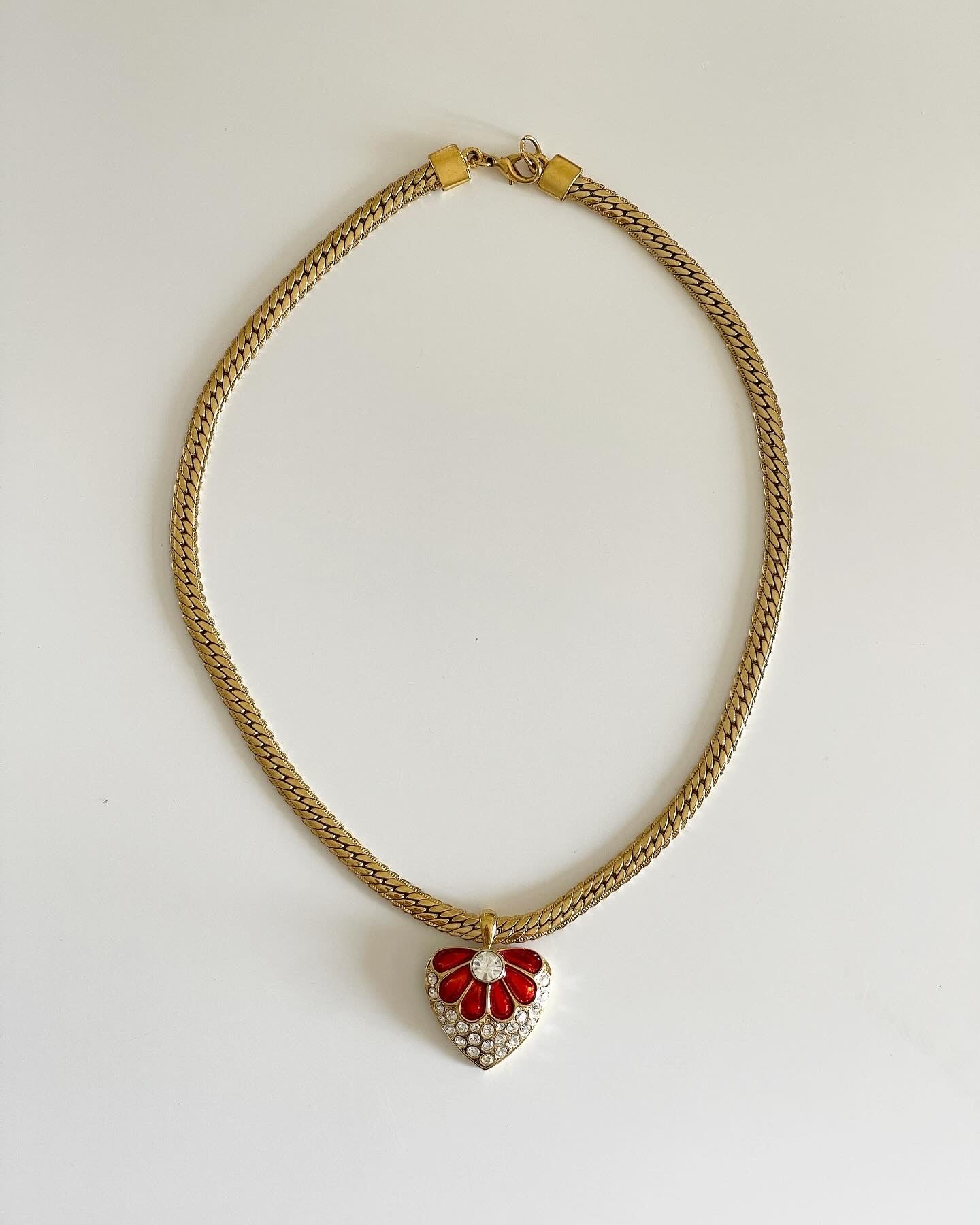 Gorgeous vintage necklace with strawberry-like design pendant