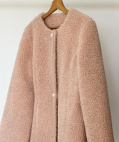 Vintage coat in teddy fabric with beautiful pearl buttons