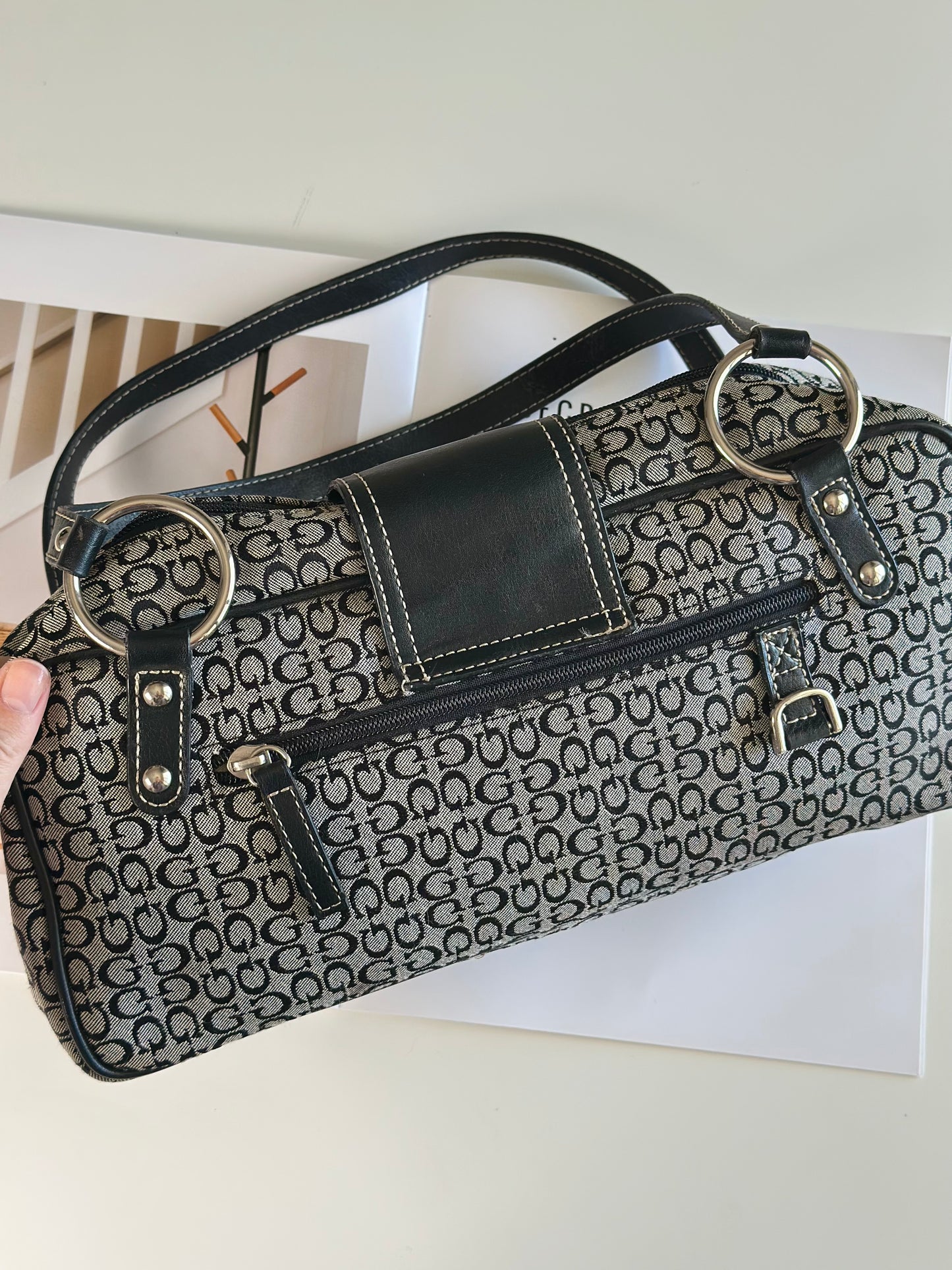 Classic vintage Guess shoulder bag from 90s