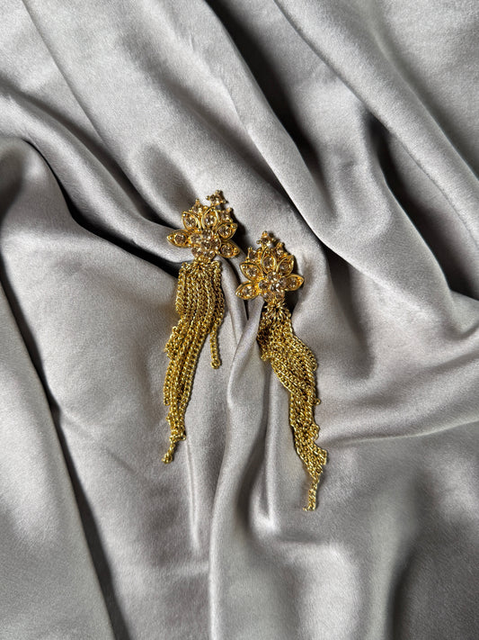 Stunning vintage earrings with a glamorous gold-tone design
