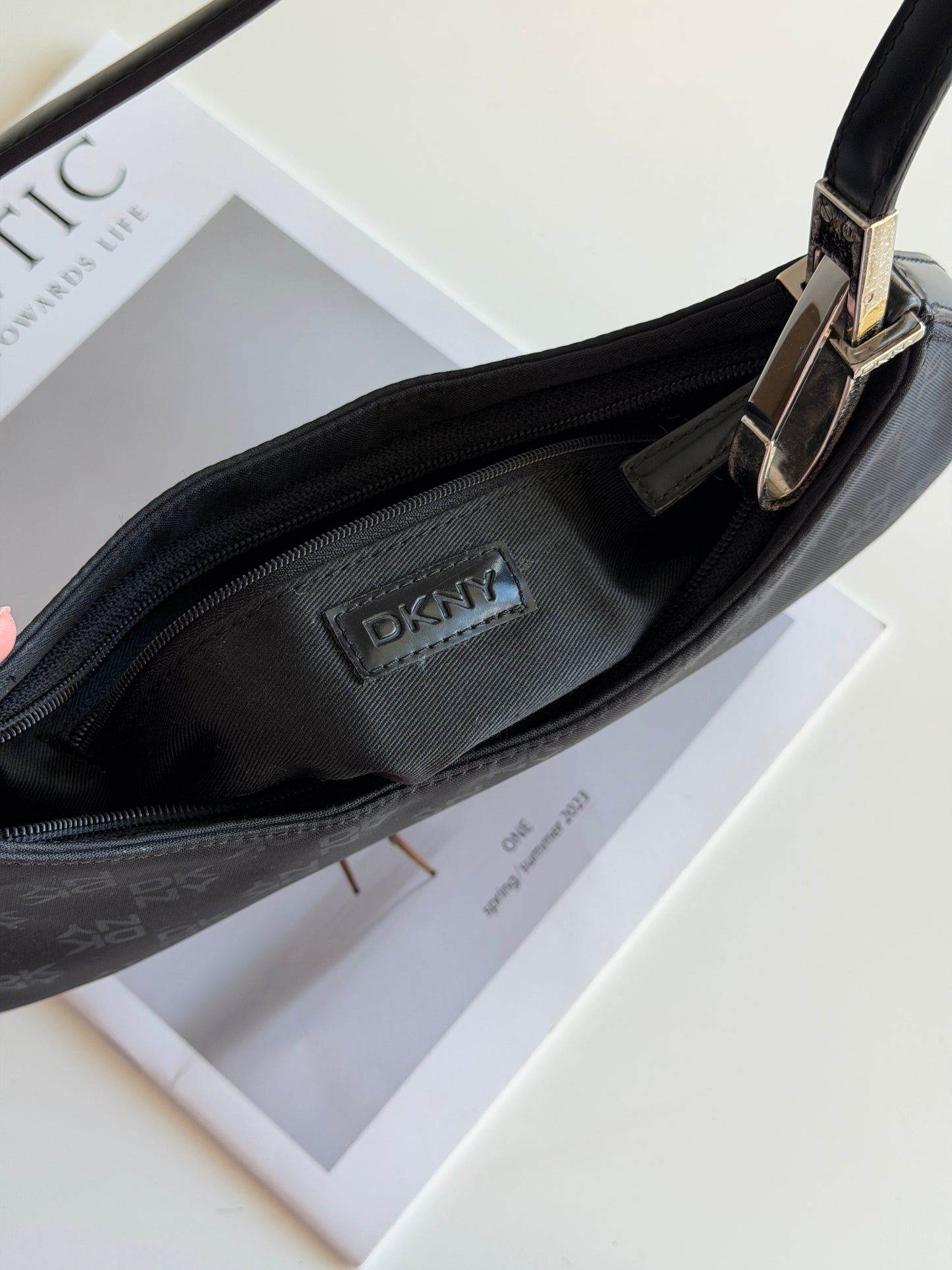 Classic vintage DKNY shoulder bag with a chic design (late 90s/2000s)