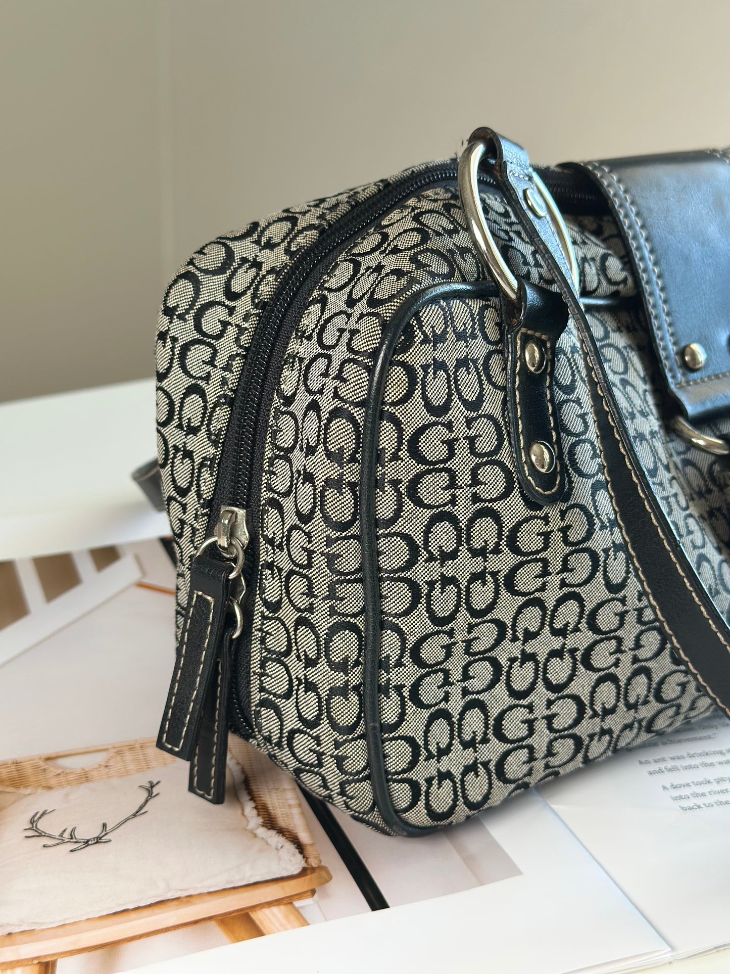 Classic vintage Guess shoulder bag from 90s