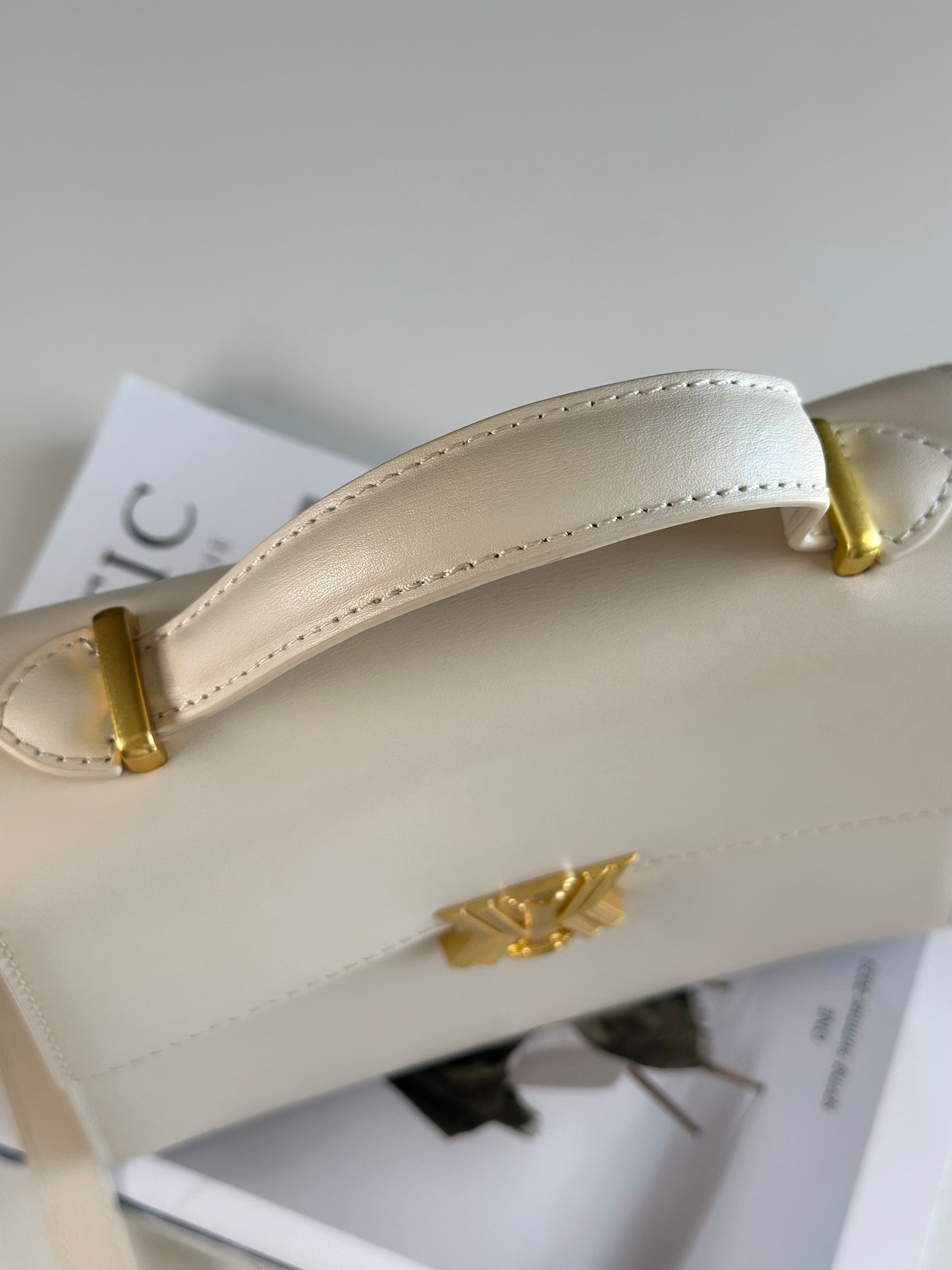 Elegant ivory leather handbag from Kassandre