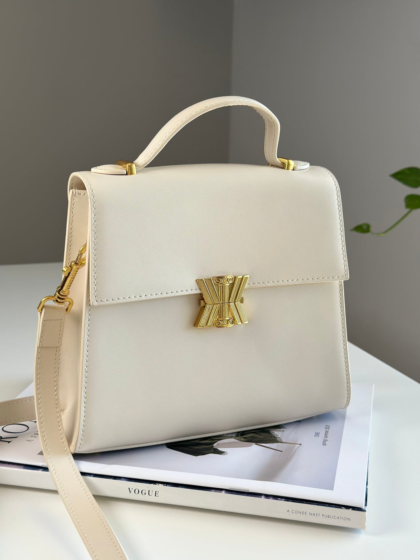 Elegant ivory leather handbag from Kassandre