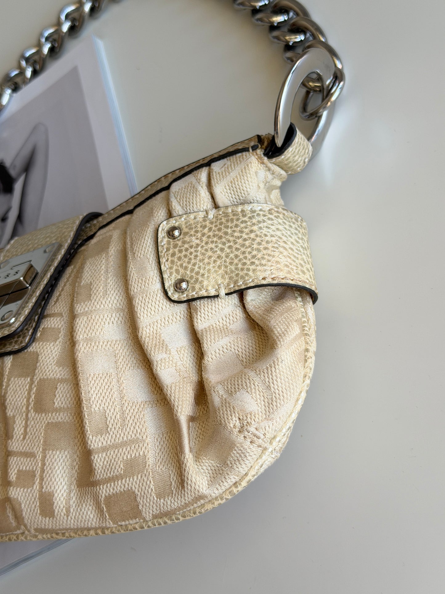 Vintage Guess bag in beige monogram with bold chain