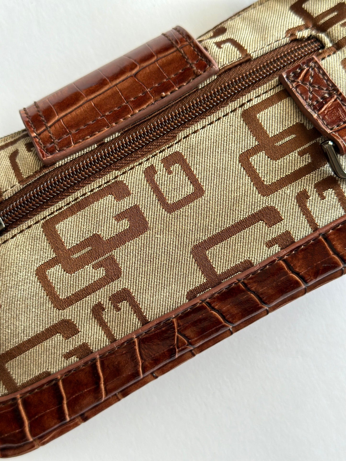 Trendy vintage monogram bag Guess