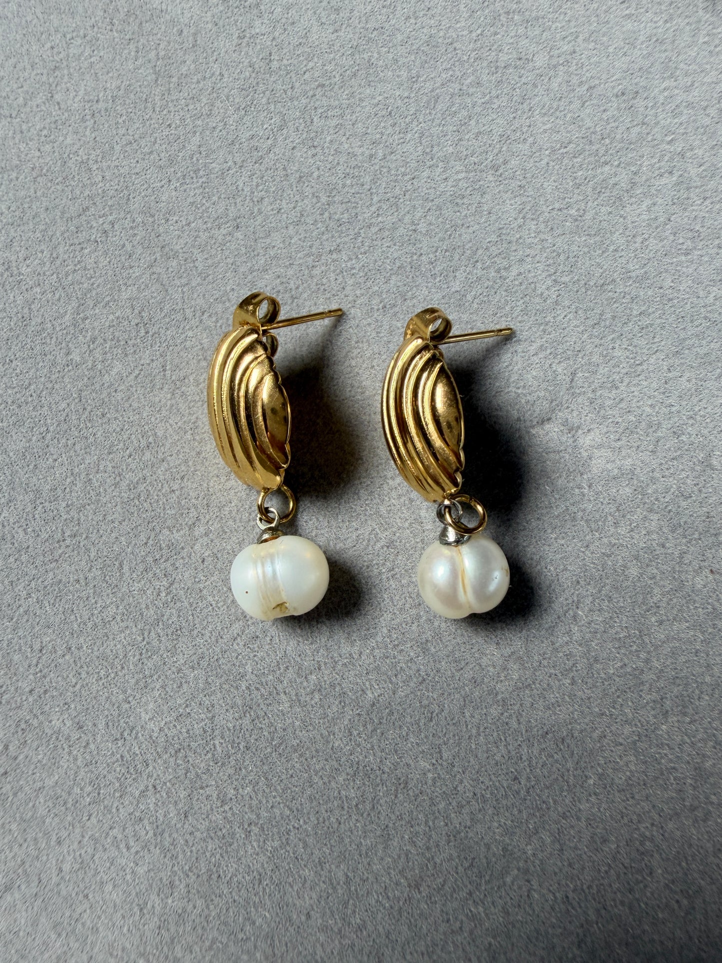Elegant vintage earrings with natural pearl