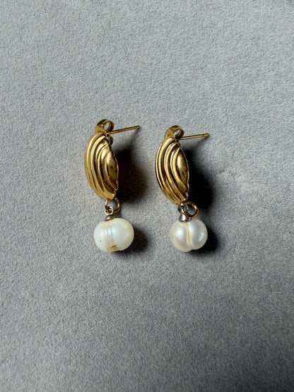 Elegant vintage earrings with natural pearl