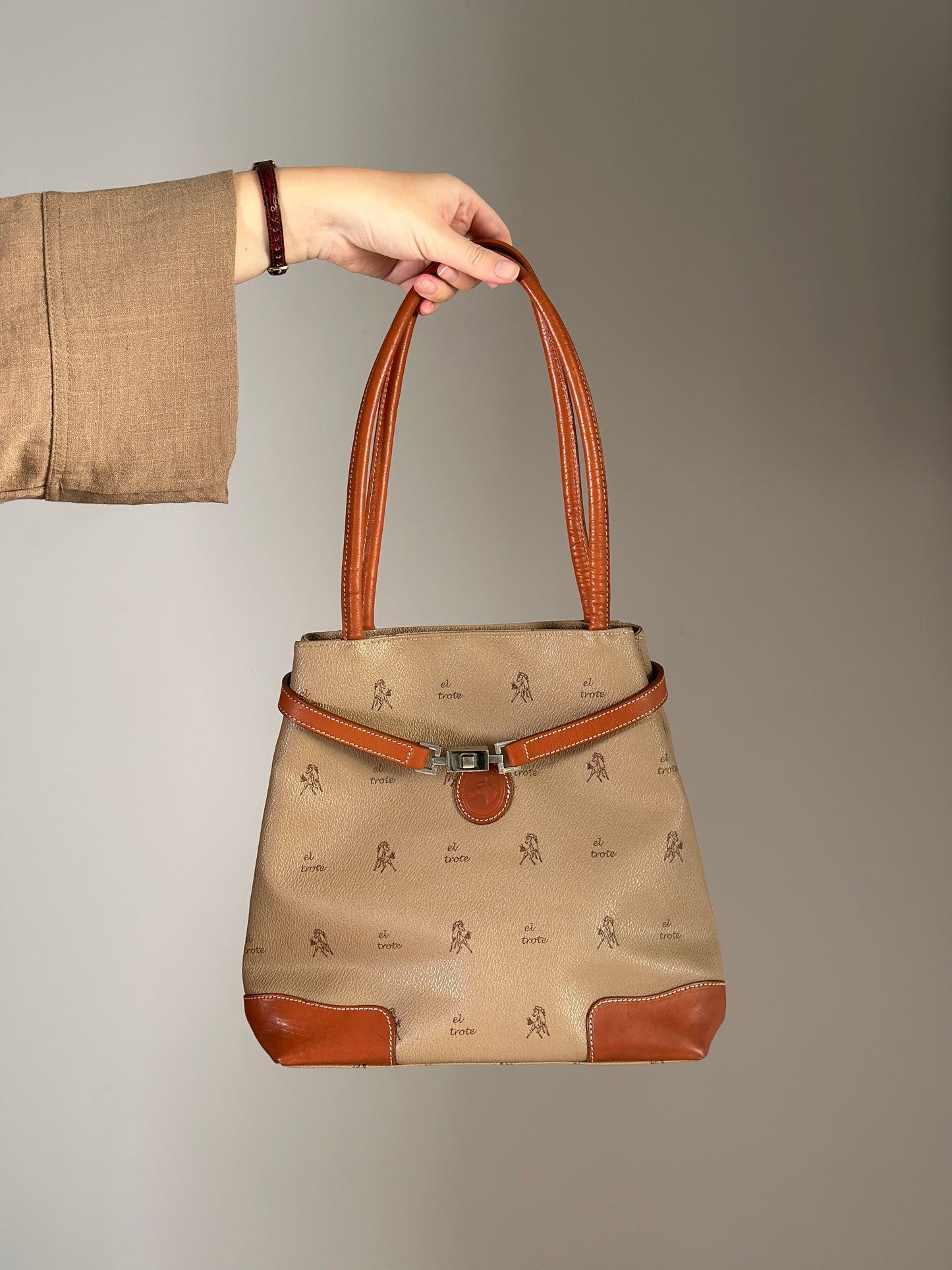 Elegant vintage tote bag by El Trote