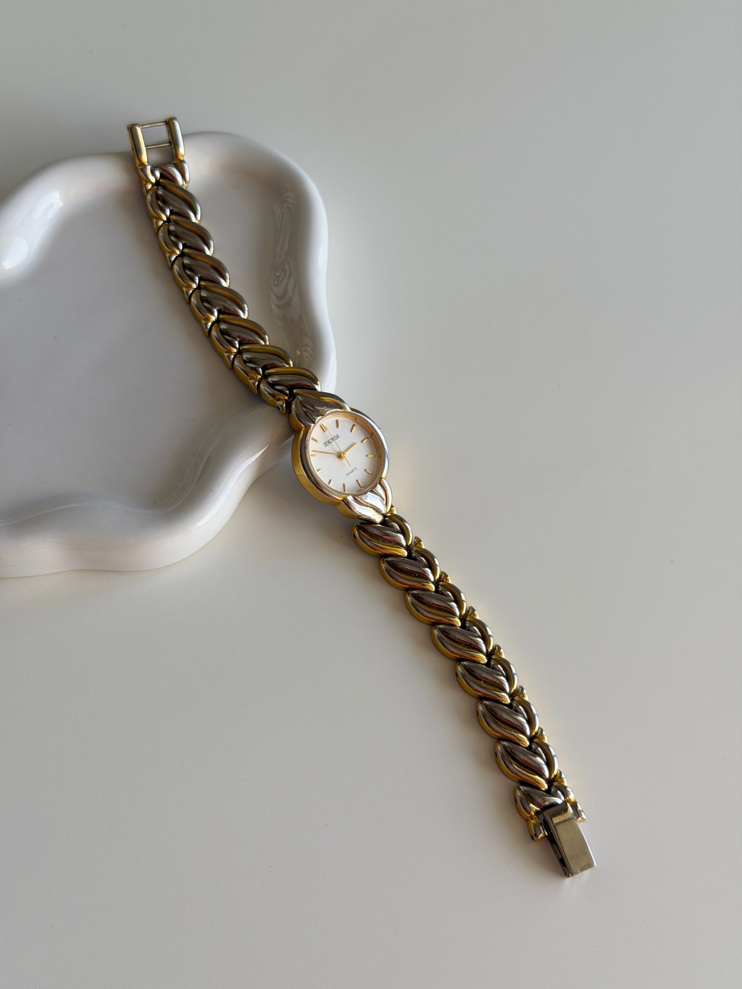 Charming vintage Sekonda watch with two-tone design