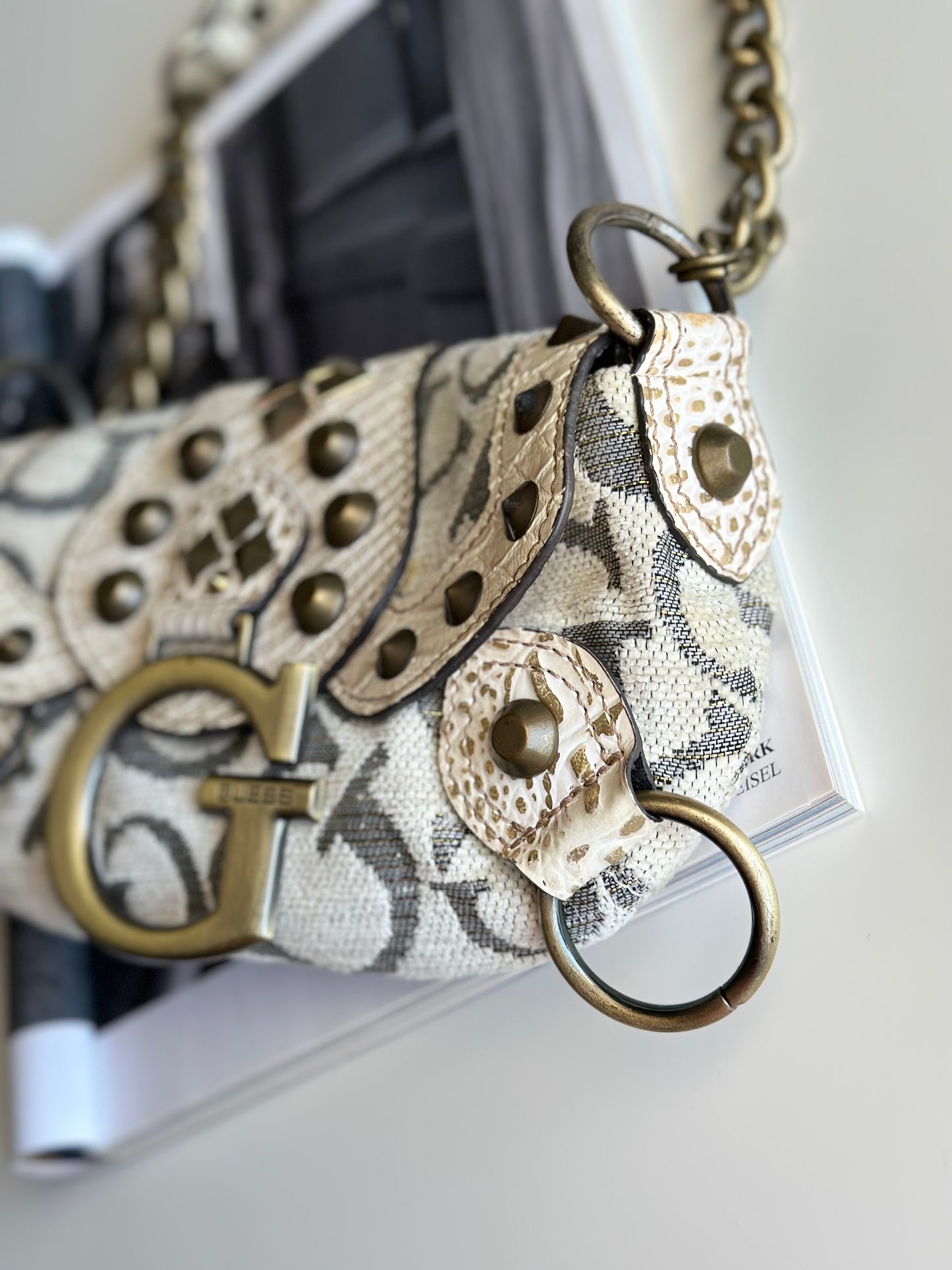 Standout Y2K vintage Guess bag