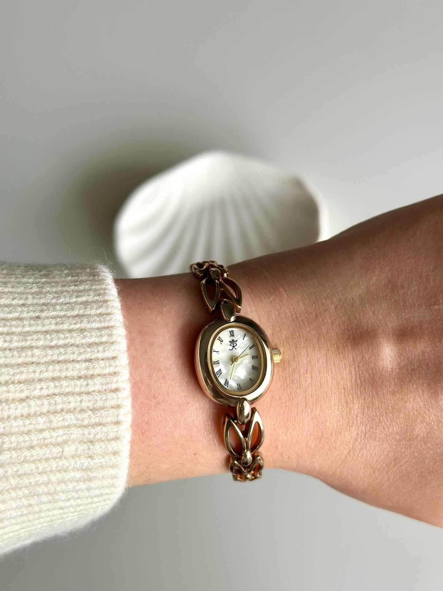 Charming vintage light gold-tone watch ✨