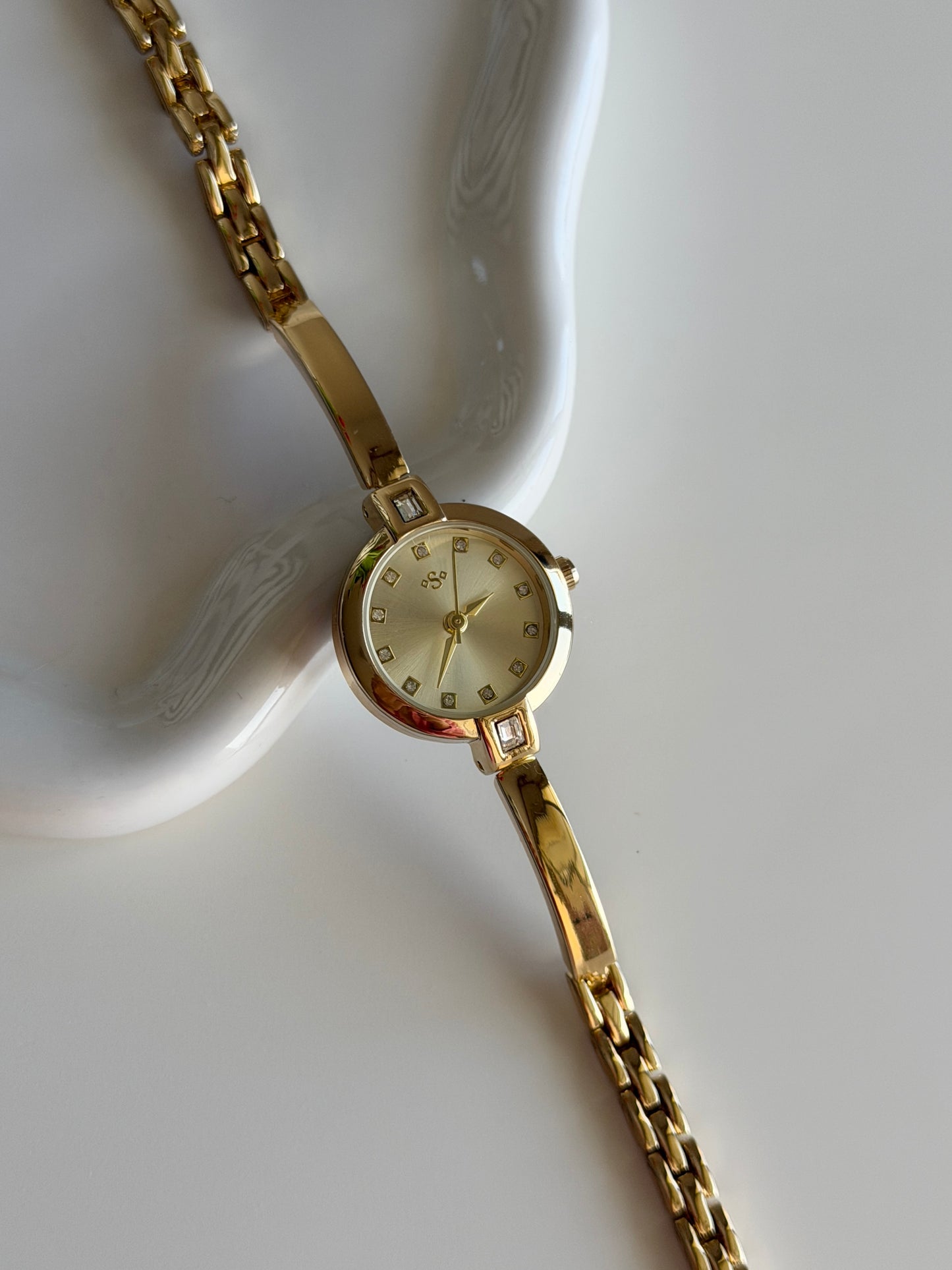 Beautiful gold-tone watch with feminine design