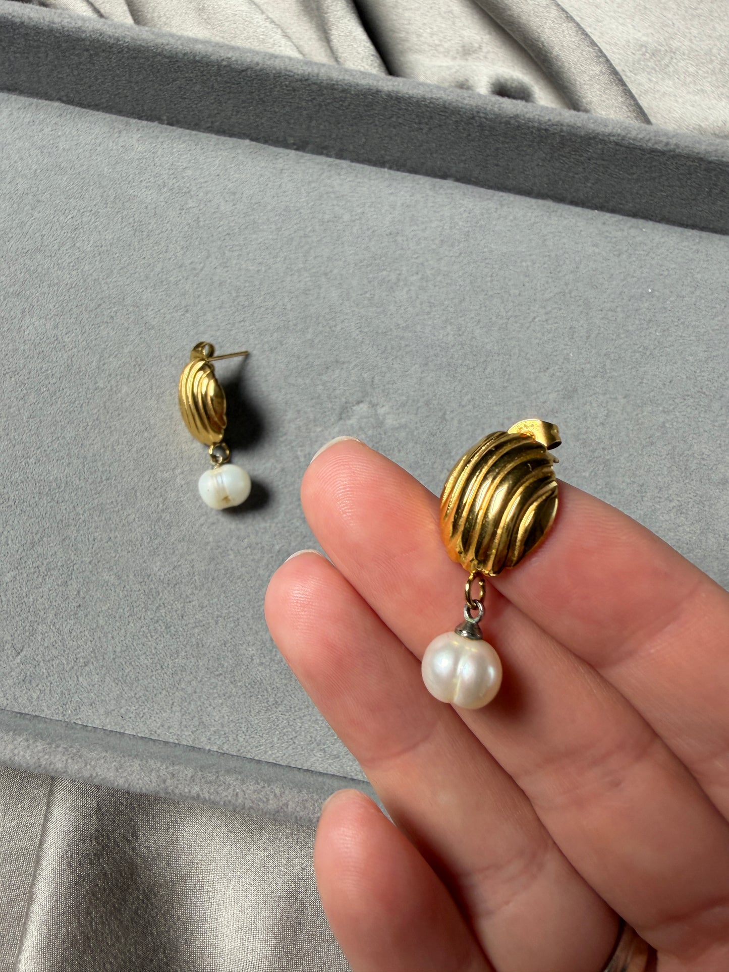 Elegant vintage earrings with natural pearl