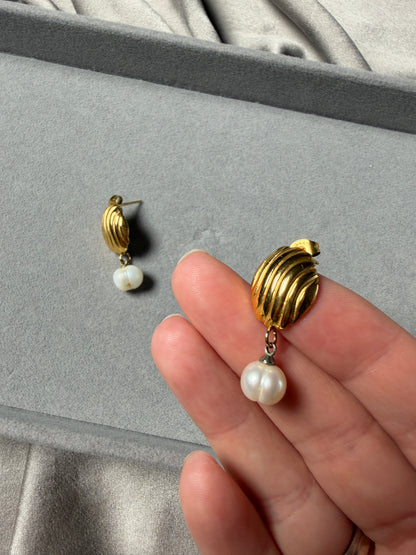 Elegant vintage earrings with natural pearl