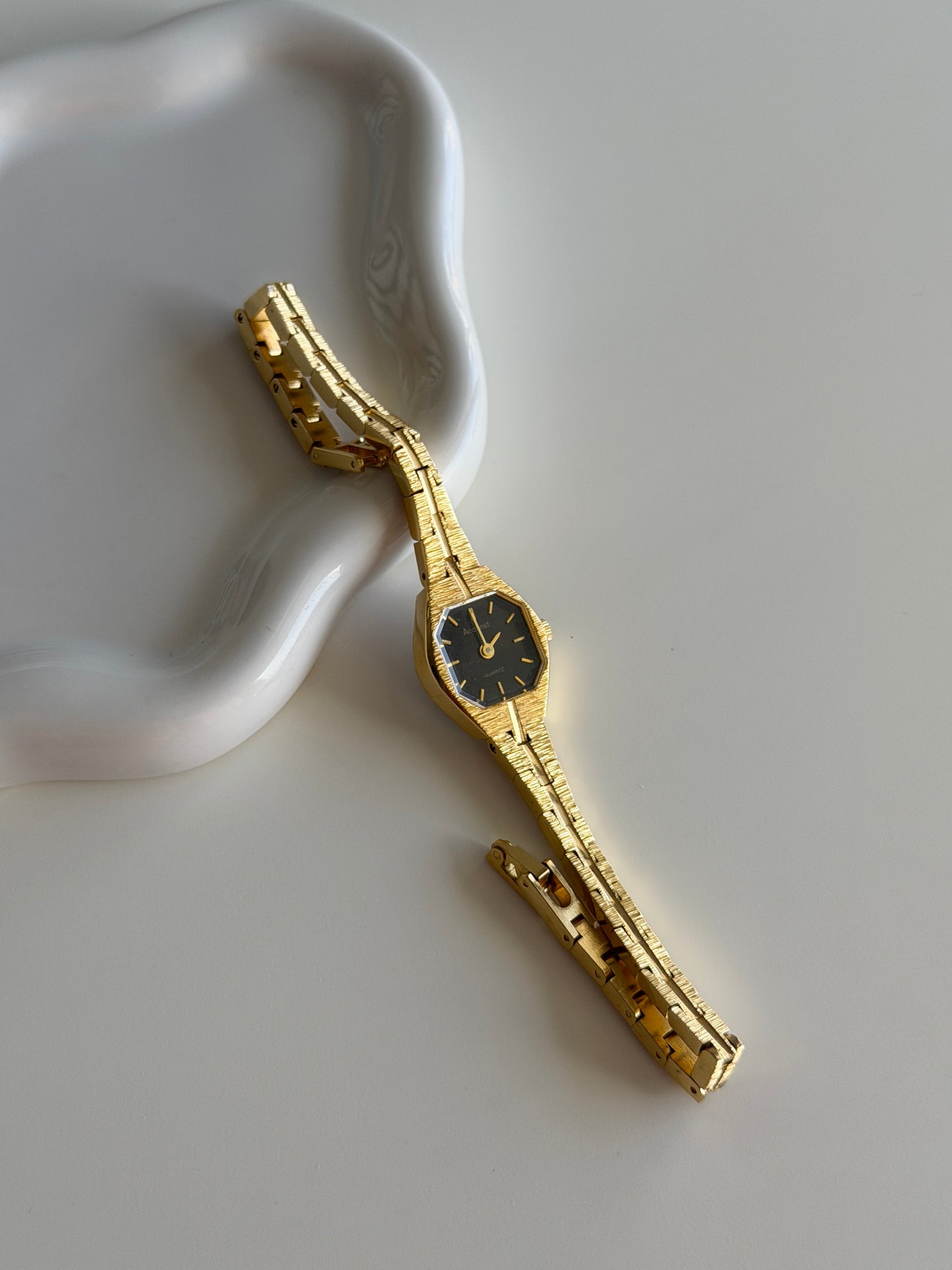 Stunning vintage Accurist watch with black dial