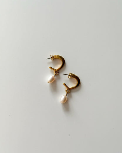 Lovely vintage faux pearl gold-tone earrings