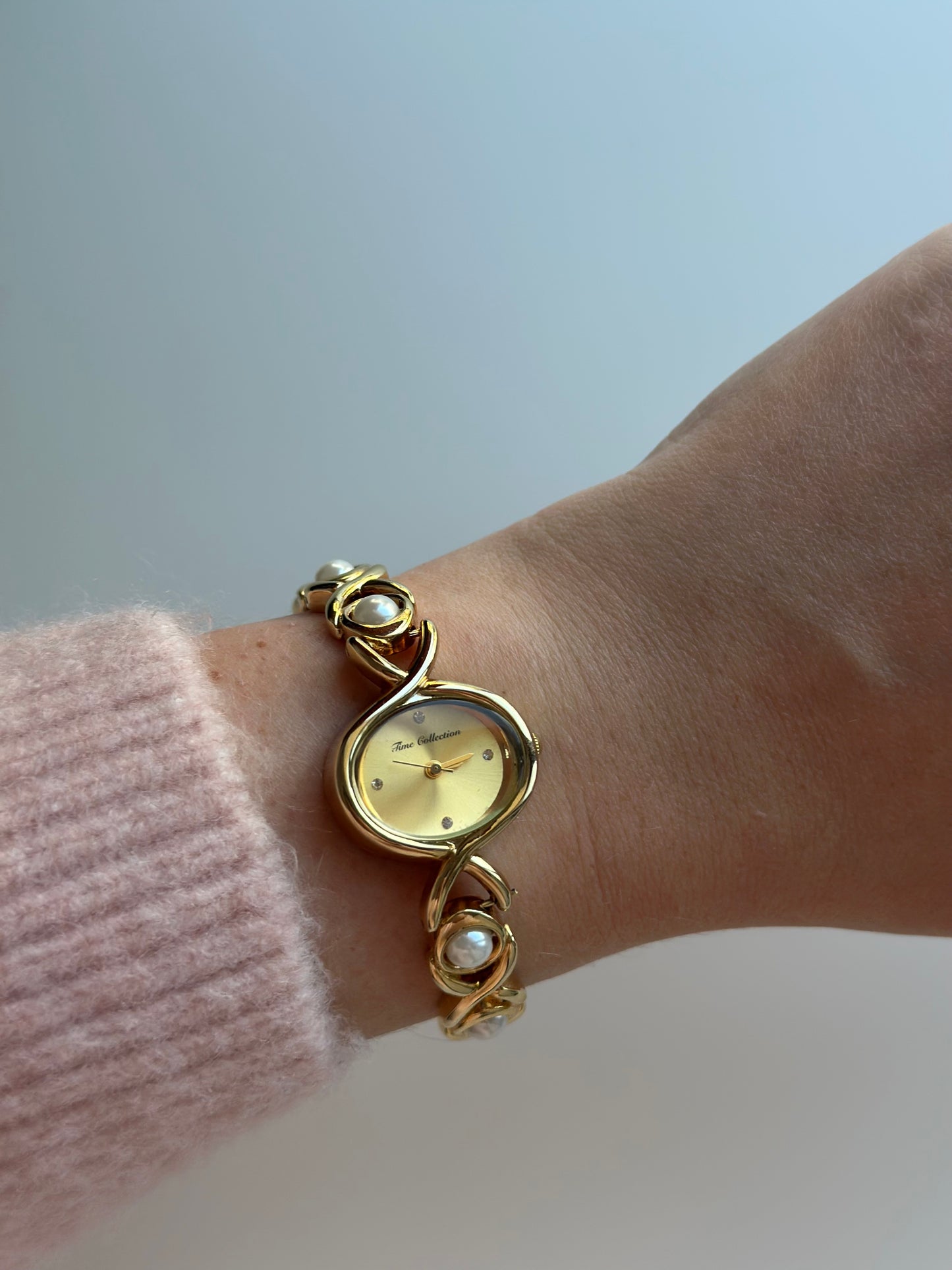 Charming vintage gold-tone watch with pearls