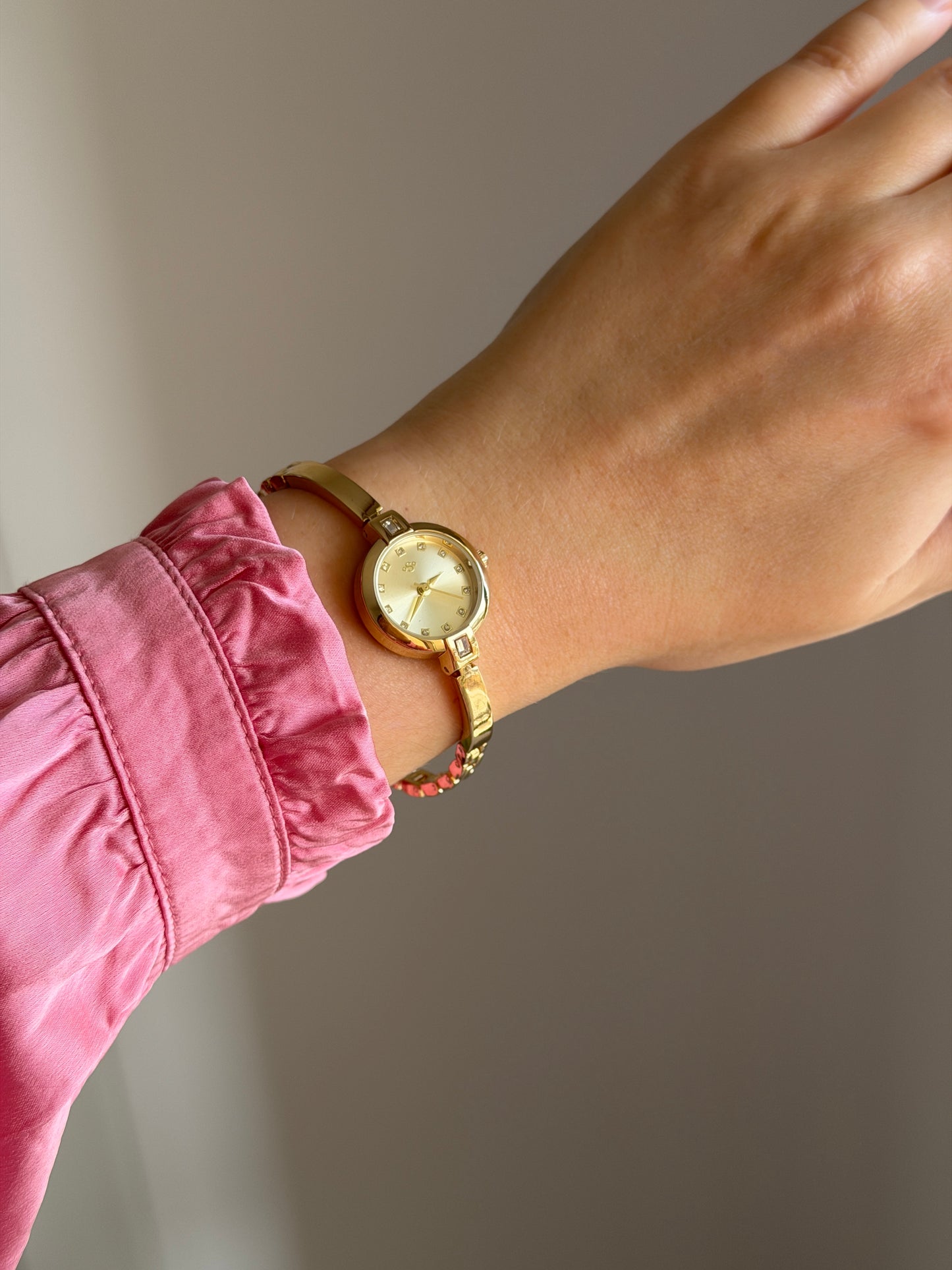 Beautiful gold-tone watch with feminine design