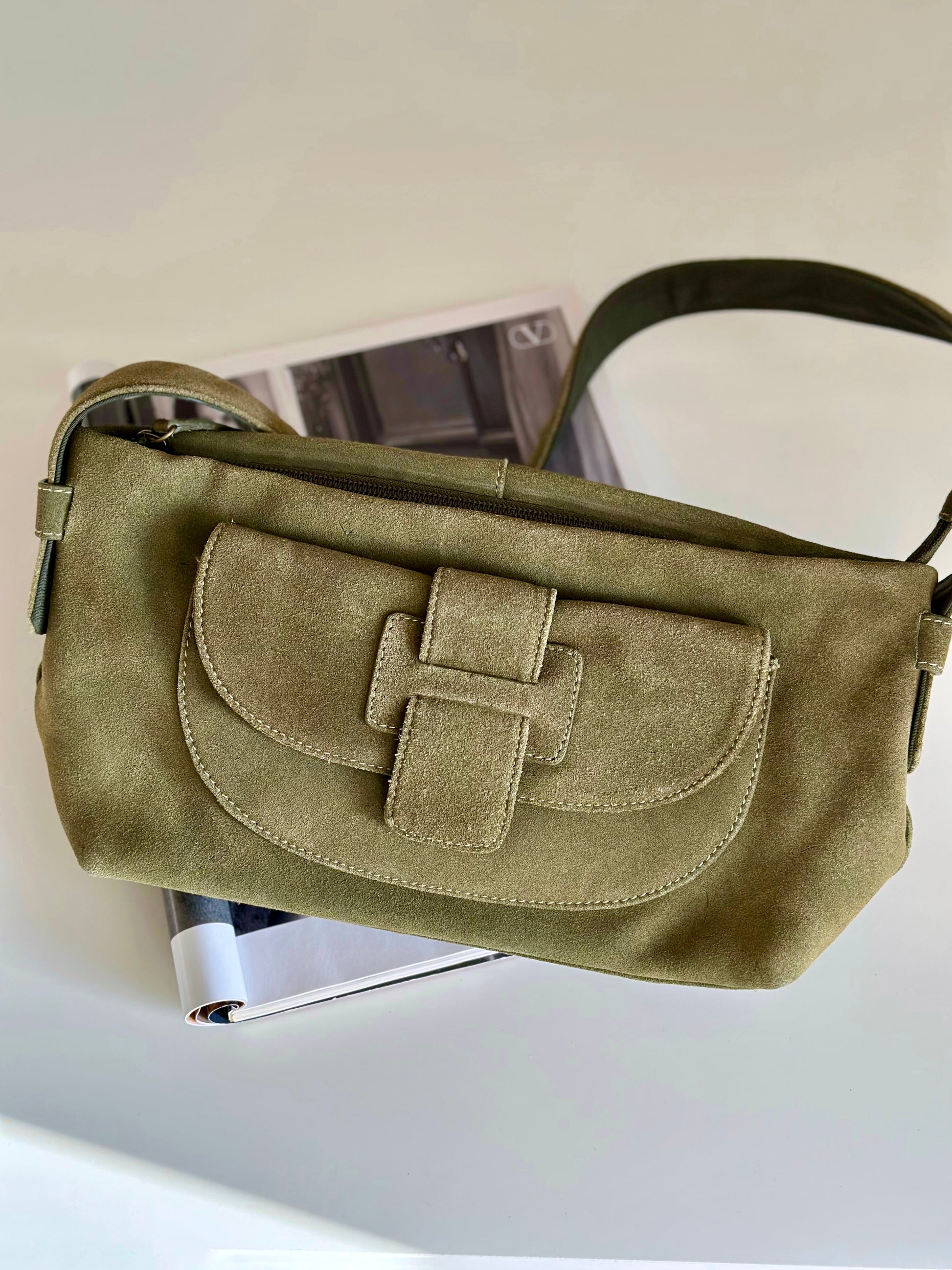Beautiful khaki green suede bag Ecco – Yourse Vintage