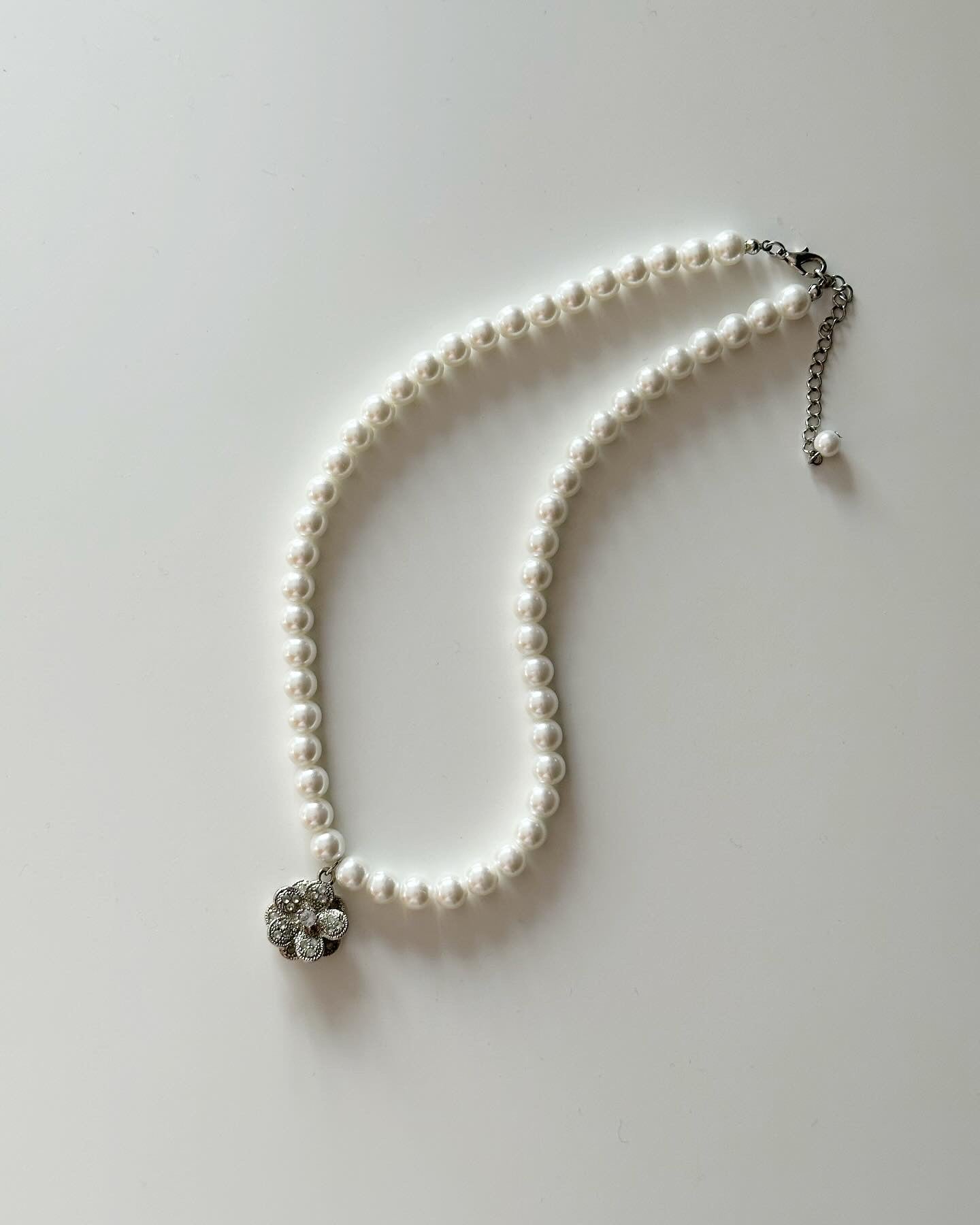 Amazing vintage pearl necklace with flower pendant