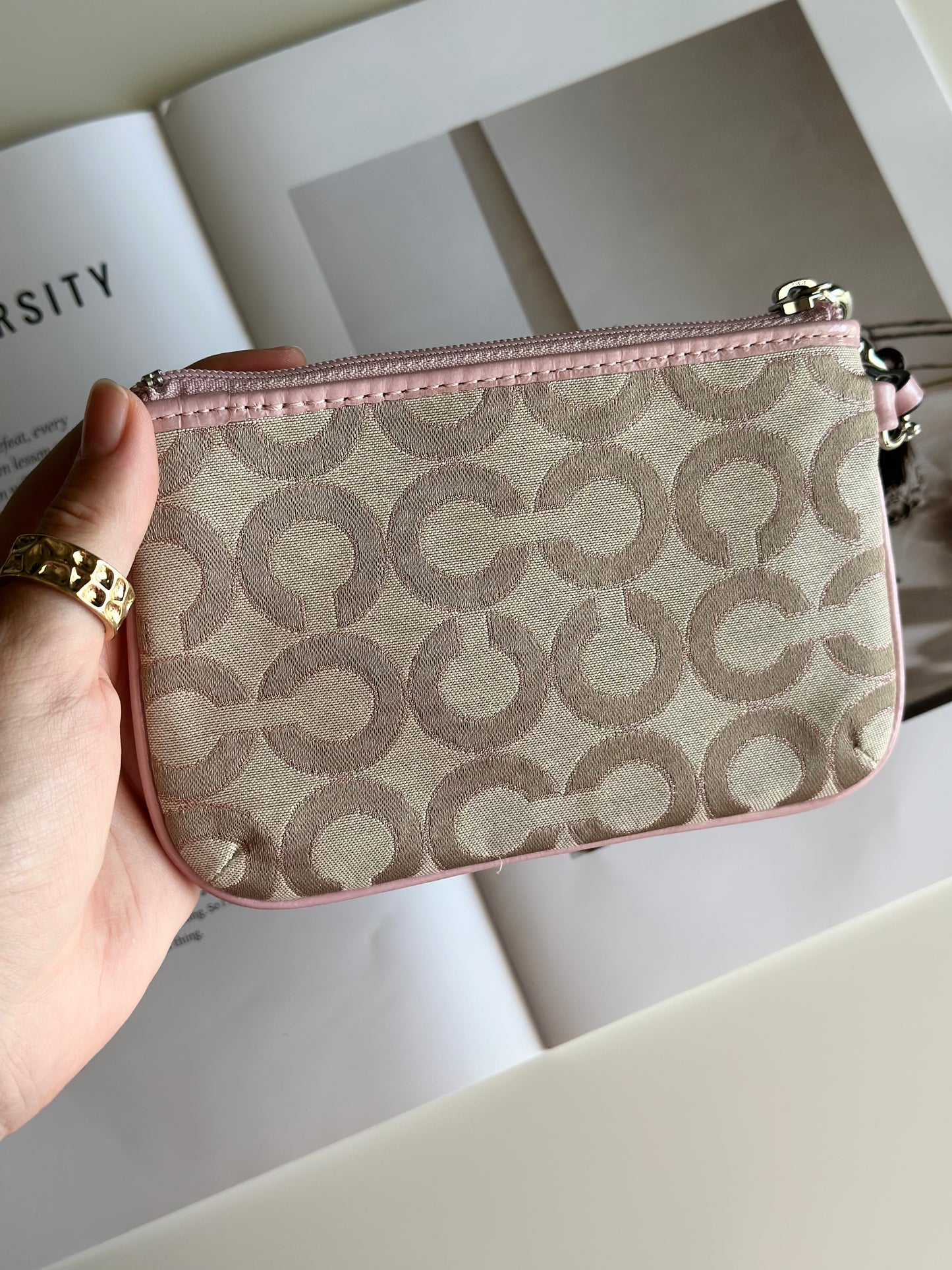 Lovely Y2K Coach beige/pink wristlet
