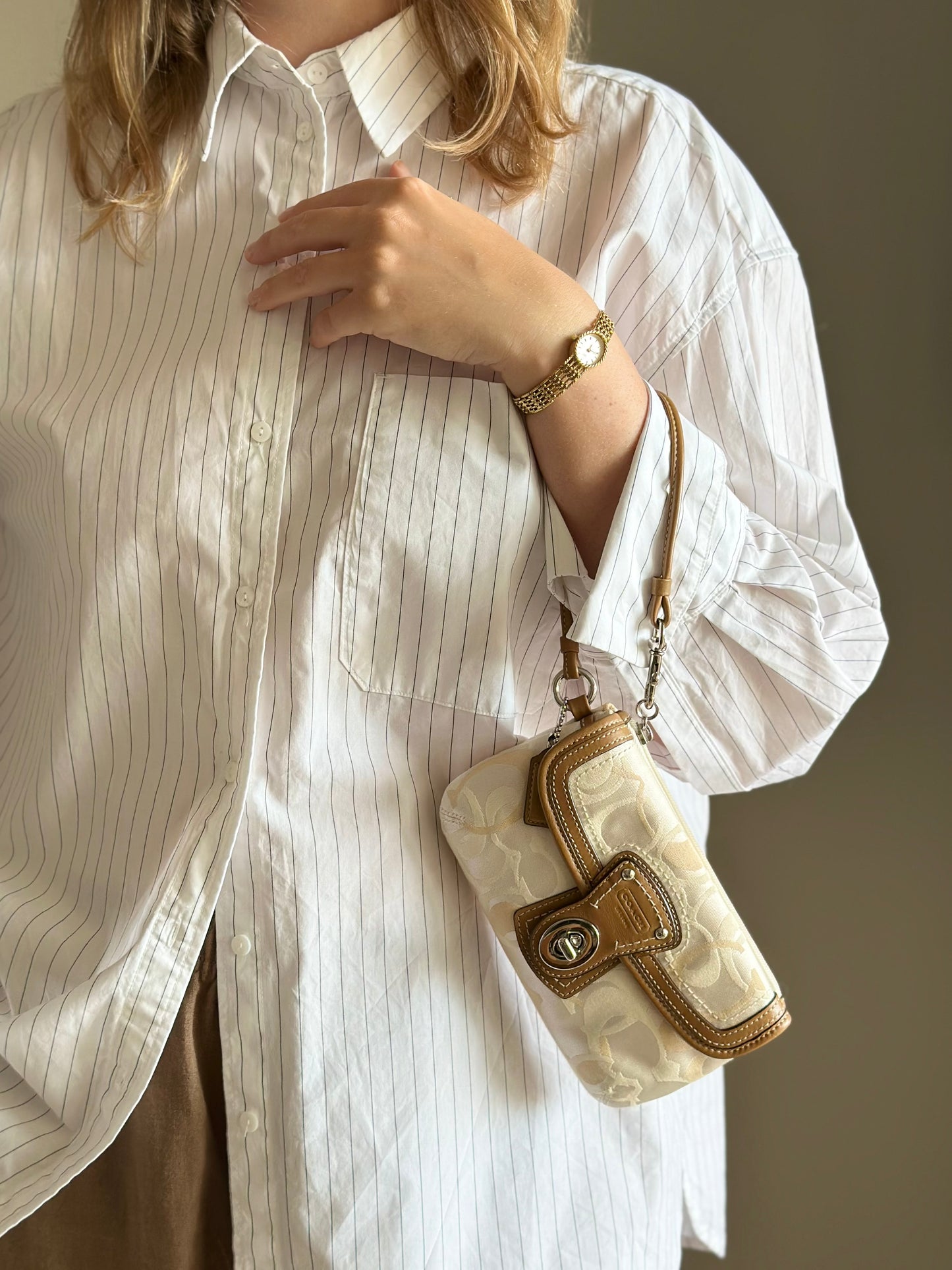 Amazing beige Y2K wristlet from Coach
