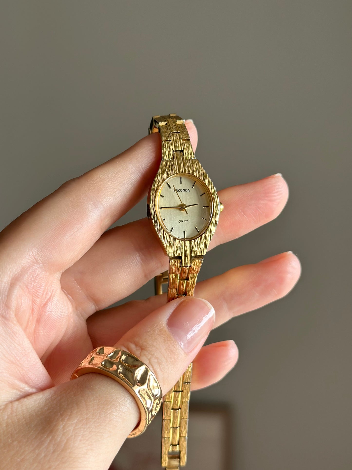 Amazing vintage Sekonda watch with timeless design (late 80s)