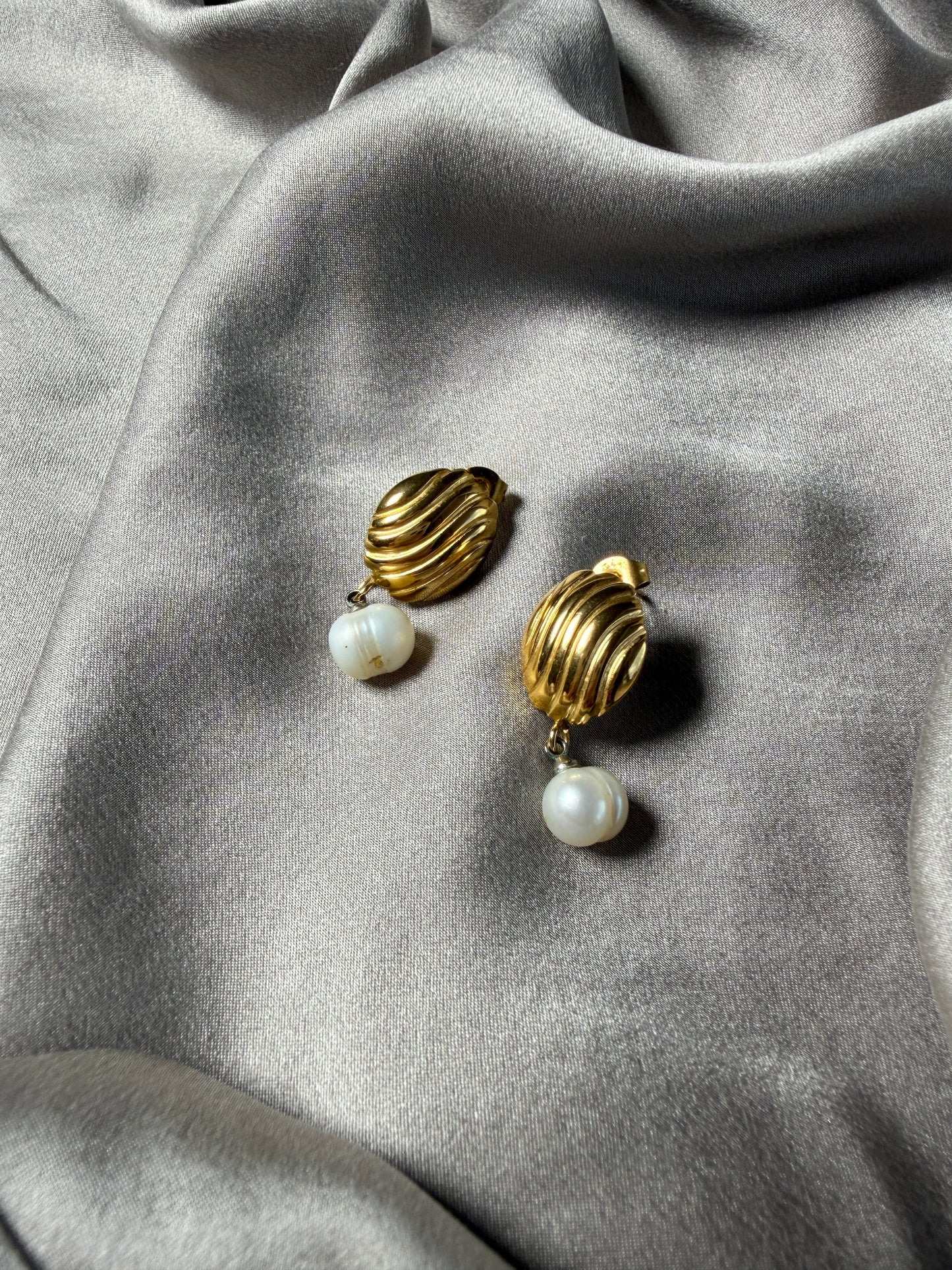 Elegant vintage earrings with natural pearl