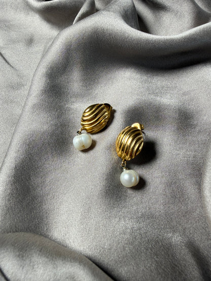 Elegant vintage earrings with natural pearl