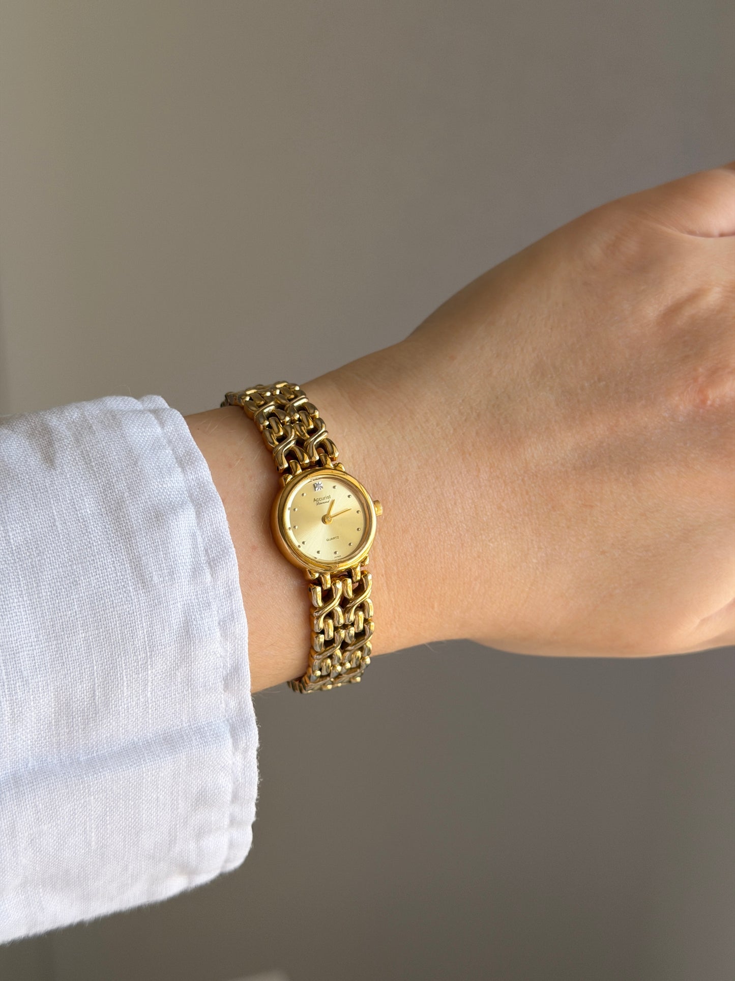 Stunning vintage Accurist gold-tone watch with diamond