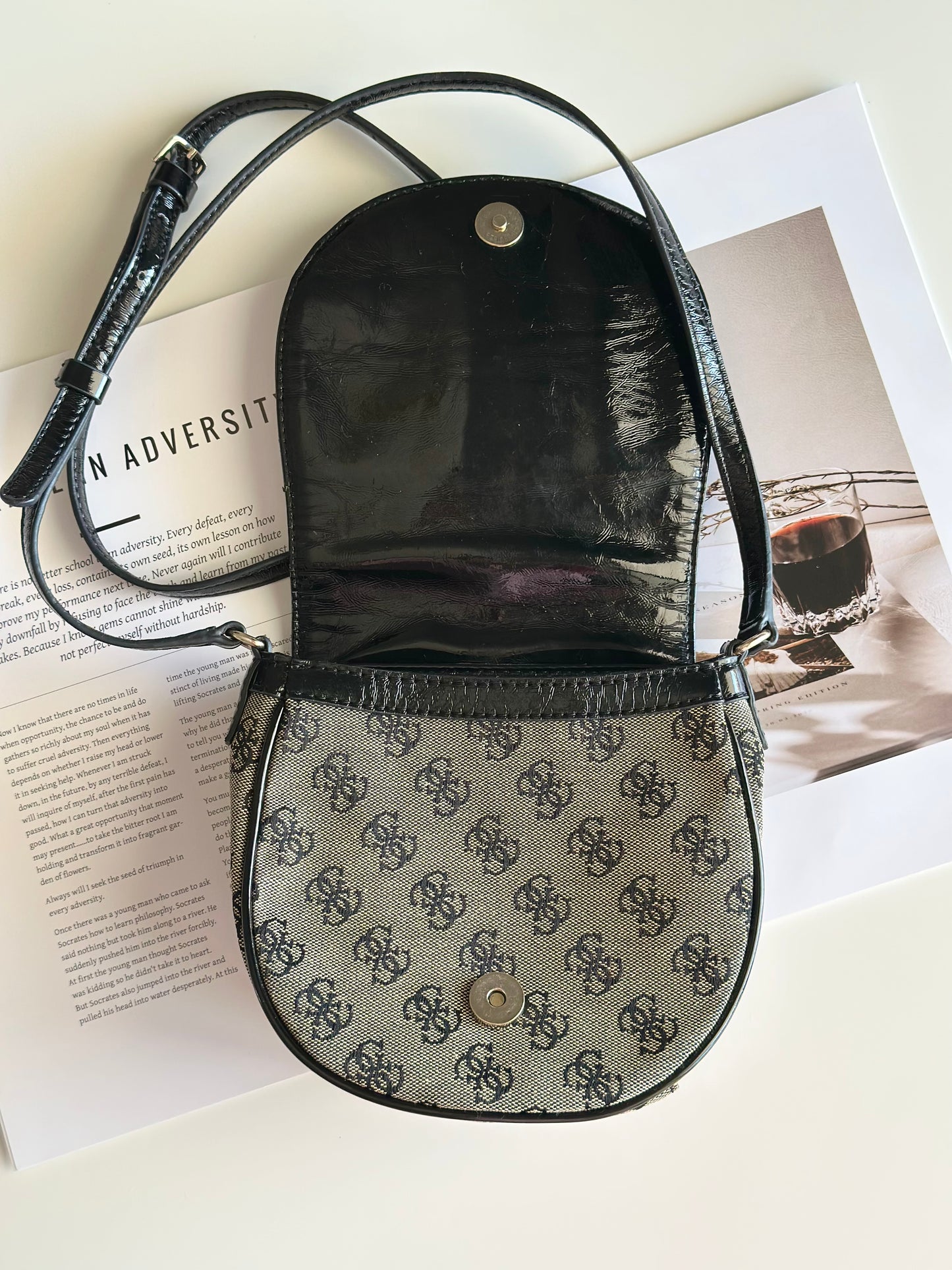 Vintage crossbody monogram saddle bag Guess
