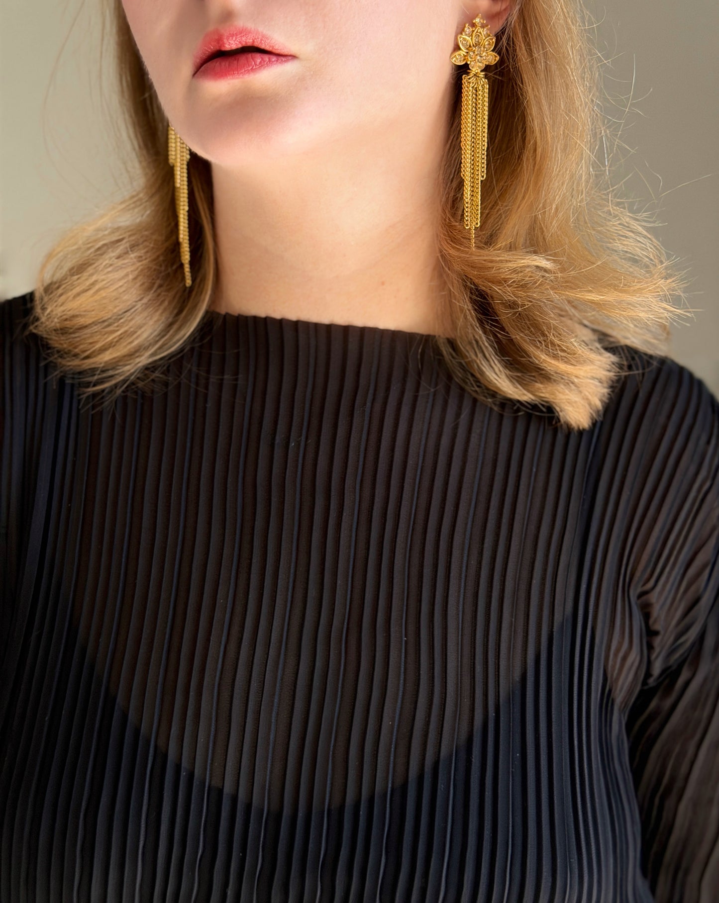 Stunning vintage earrings with a glamorous gold-tone design