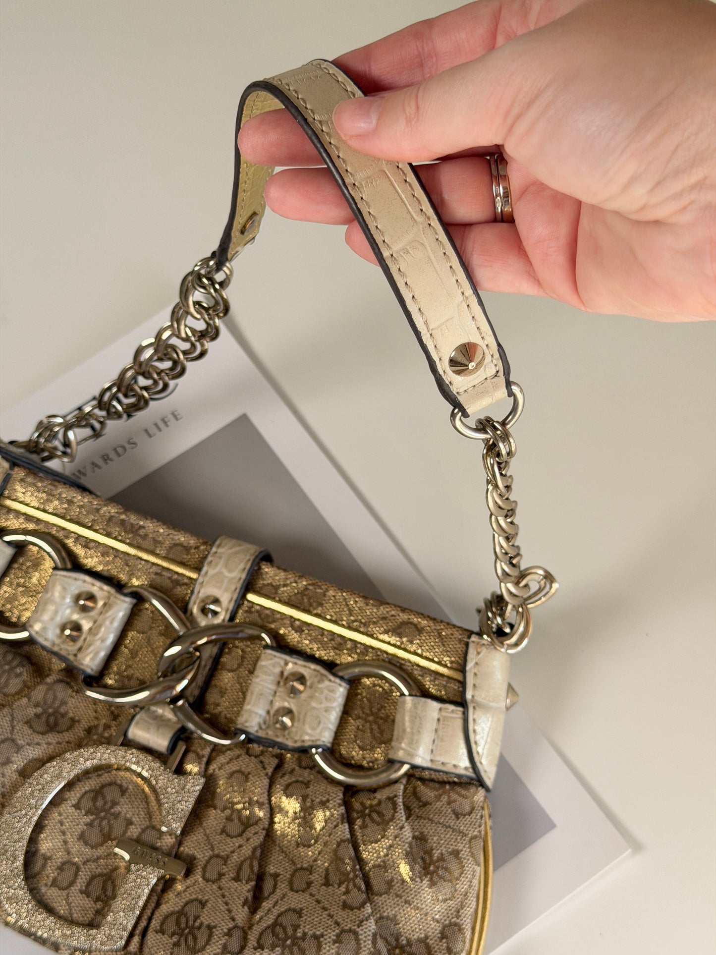 Chic vintage Guess bag from 00s